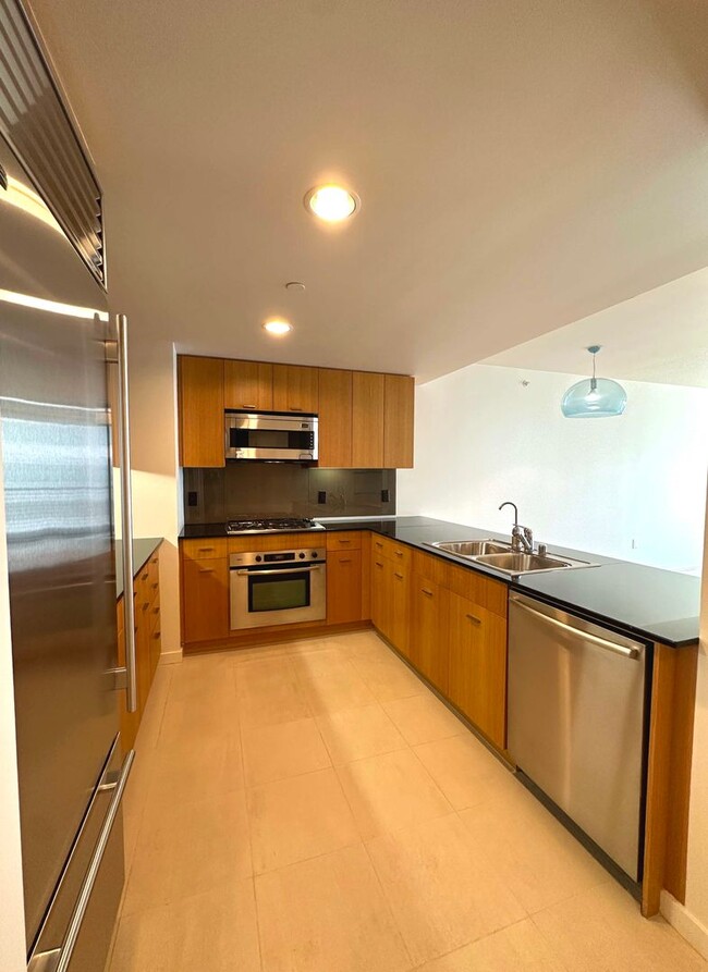 Building Photo - Luxury Living at The Metropolitan 1BR/1BA/...