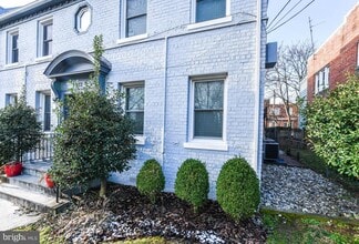 Building Photo - 913 Quincy St NE