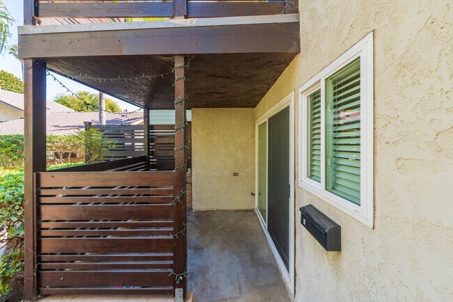 Building Photo - Beautiful remodeled 2 bed 2 bath townhome ...