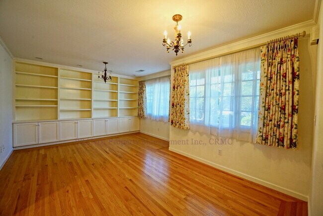 Building Photo - Loma Verde Home with Spacious Backyard, Gr...