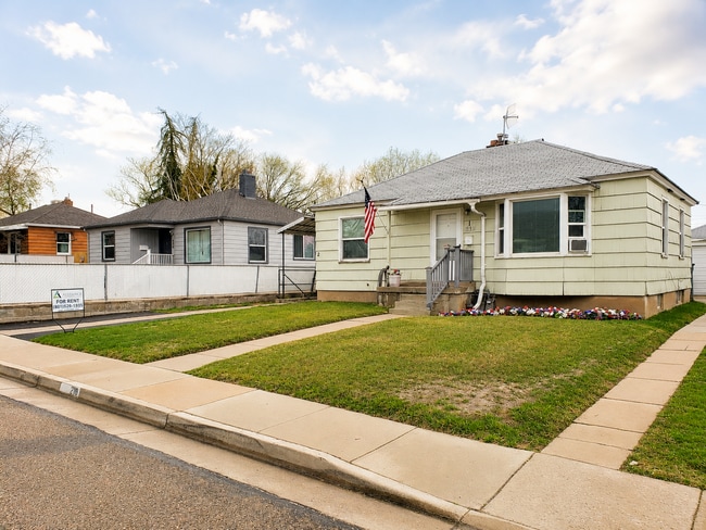 Building Photo - 218 S Lakeview Dr