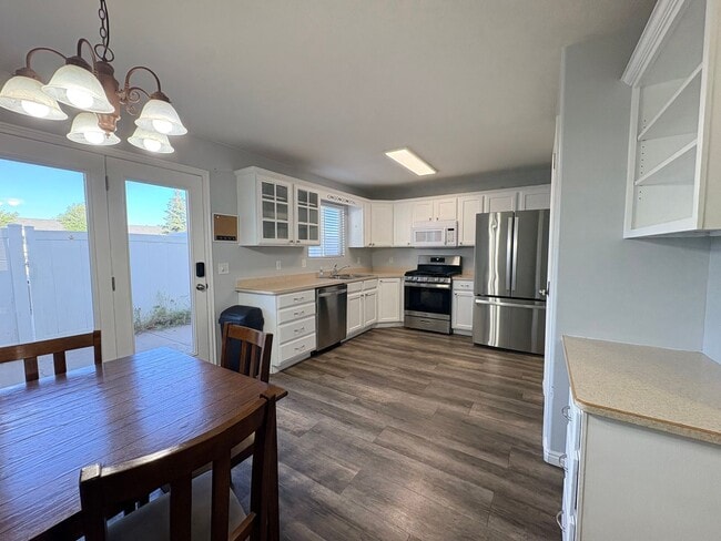 Building Photo - Furnished Housing
