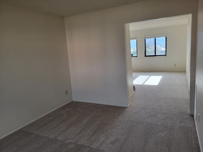 Building Photo - 2 Bed / 2 Bath Top Level Condo with A/C! -...