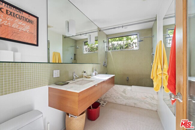 Building Photo - 648 Palms Blvd