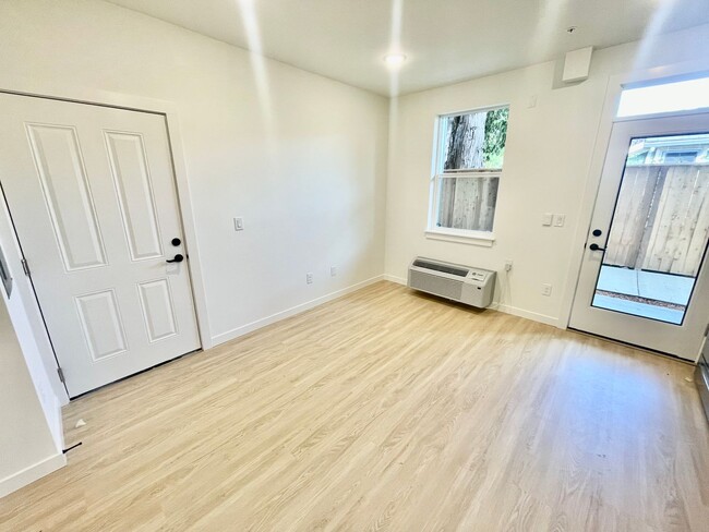 Building Photo - Multnomah Multiplex - 1/2 MONTH FREE RENT!