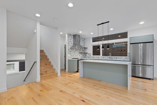 Building Photo - Fresh, Air-Conditioned Standalone Townhome in Coveted Lincoln Park