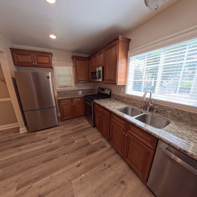 Building Photo - 71 Suffolk Ave