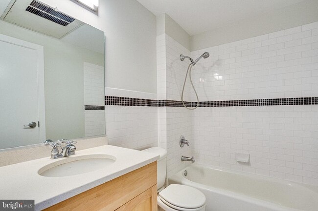 Building Photo - 809 6th St NW