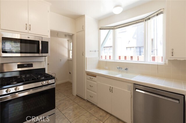 Building Photo - 757 E Doran St