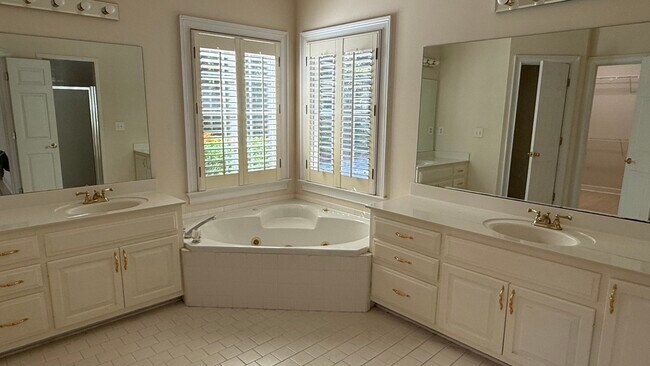 Building Photo - 80 Preswick Park Dr