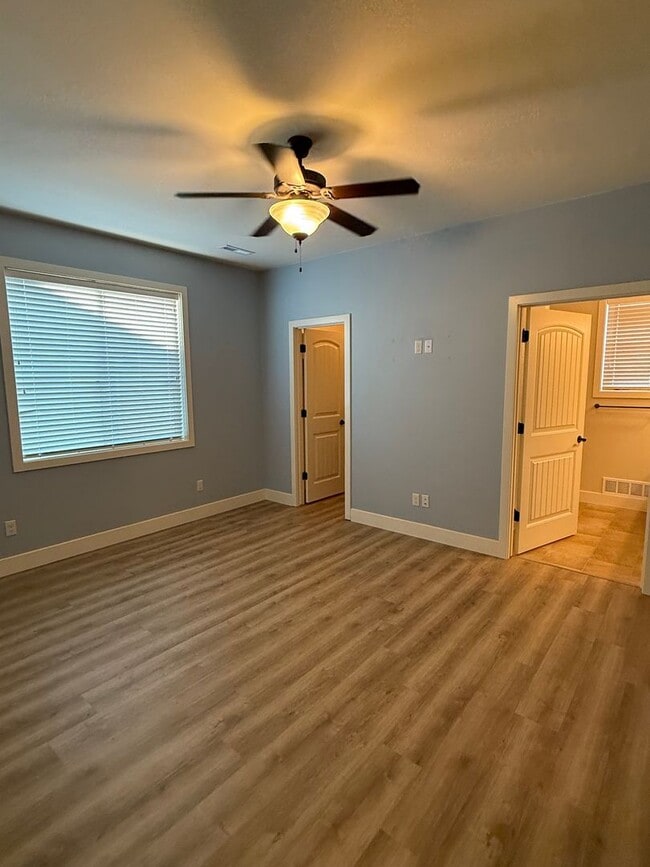 Building Photo - 2 Bedroom/ 2 Bathroom Townhome by Ben Stee...