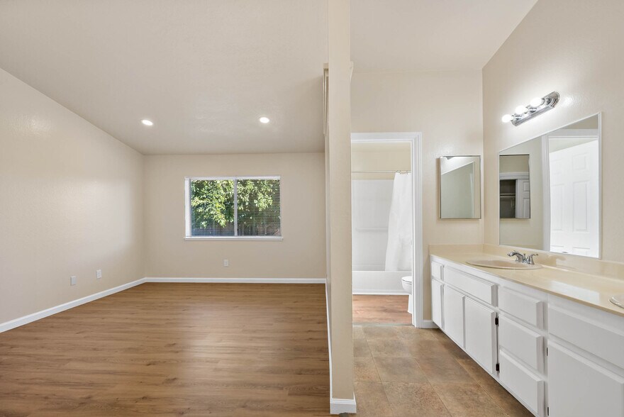 Building Photo - 1401 Prospect Way