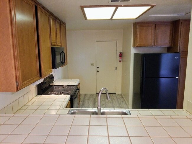 Building Photo - View 2bed 2.5bath, 3 Balconies, 2 Car Garage, pool in Tierrasanta!