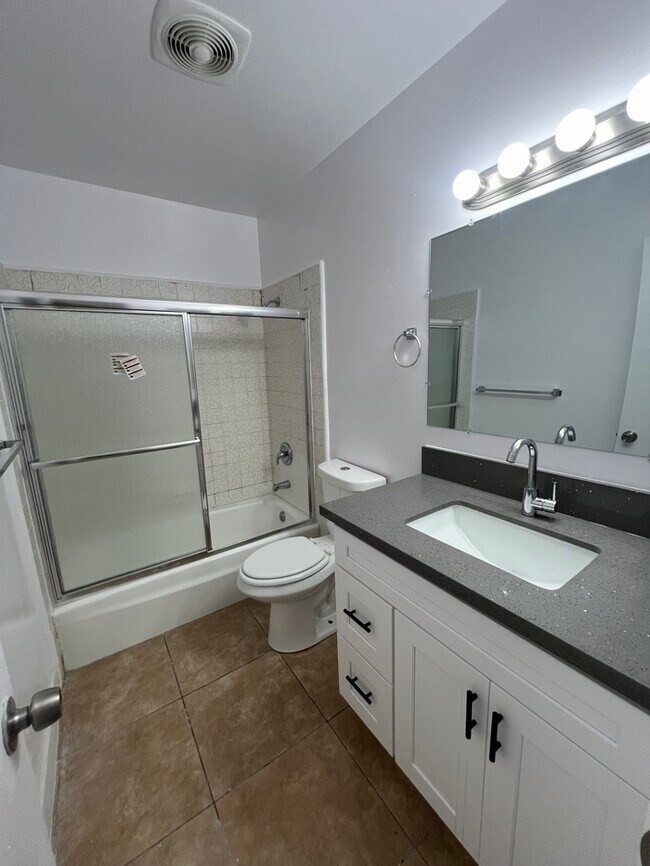 Building Photo - Remodeled 2 Bedroom in Long Beach City