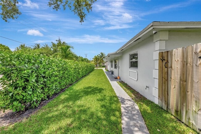 Building Photo - 1504 SW 6th Ave