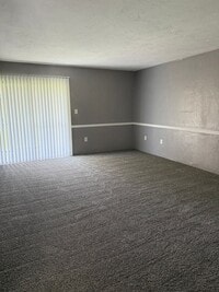 Building Photo - Spacious 876 SF Unit - 1 bd / 1 ba near UF...