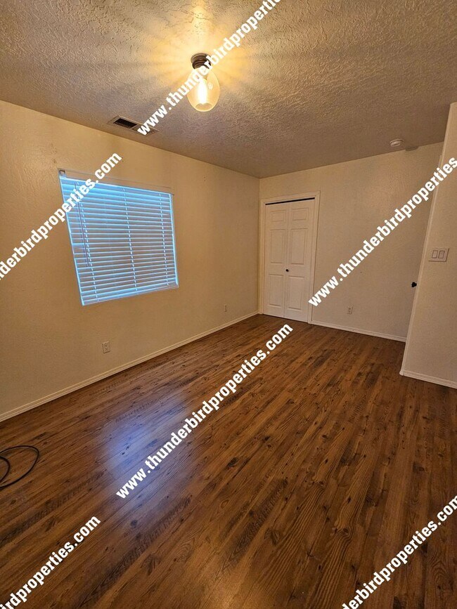Building Photo - Great NW location with in-law quarters