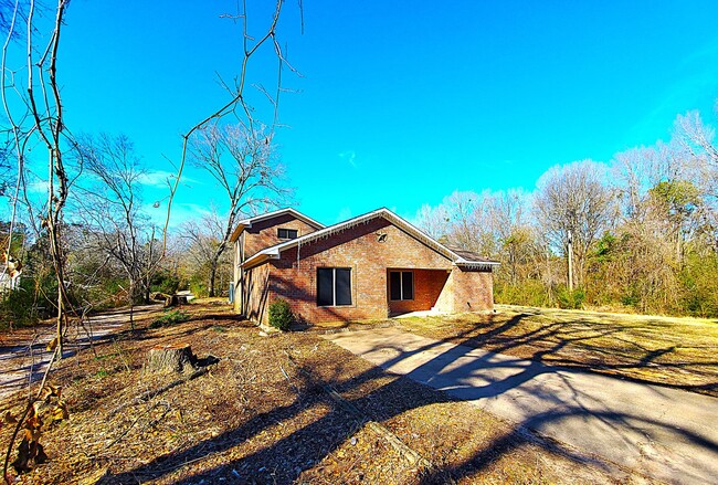 Building Photo - Welcome to this charming 2 bedroom, 2 bathroom home in Henderson, Texas!