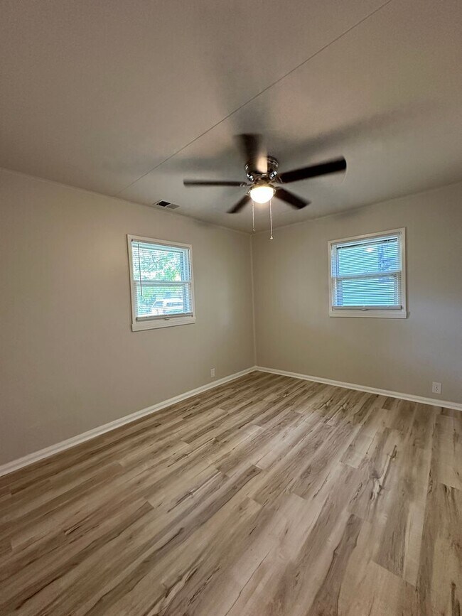Building Photo - 2101 S Pershing Dr