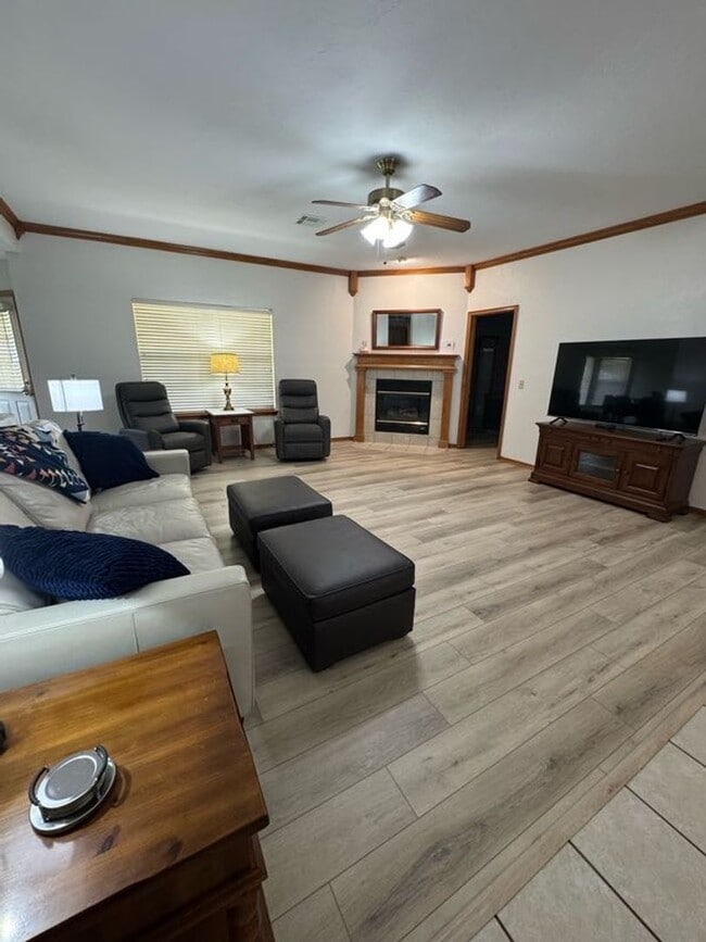 Building Photo - Fully Furnished, STR - (3) Bed/(2) Bath + Office! Pool Access!