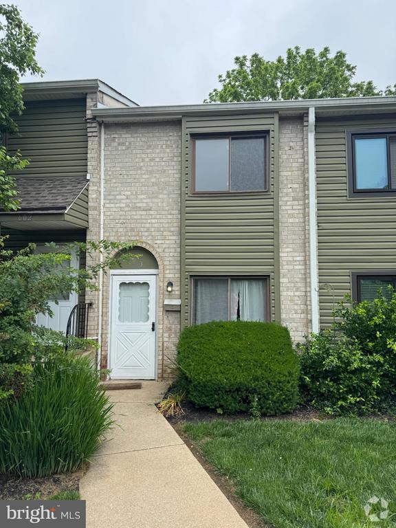 Building Photo - 603 Valley Dr