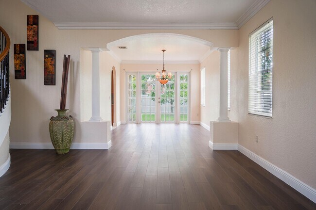 Building Photo - 2261 Ridgewood Cir