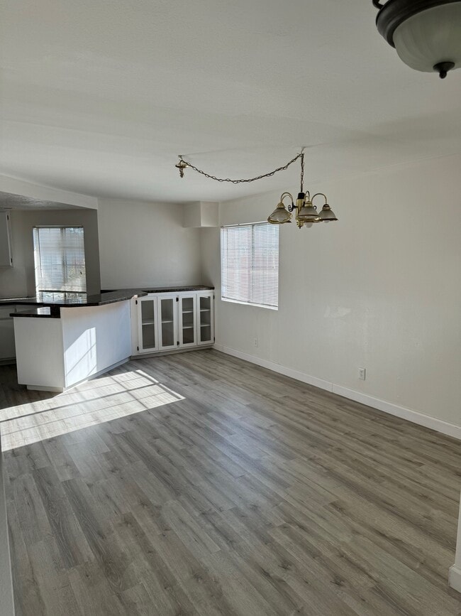 Building Photo - 512 E Lime Ave