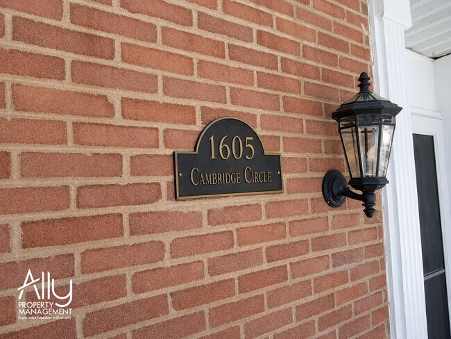 Building Photo - 1605 Cambridge Cir