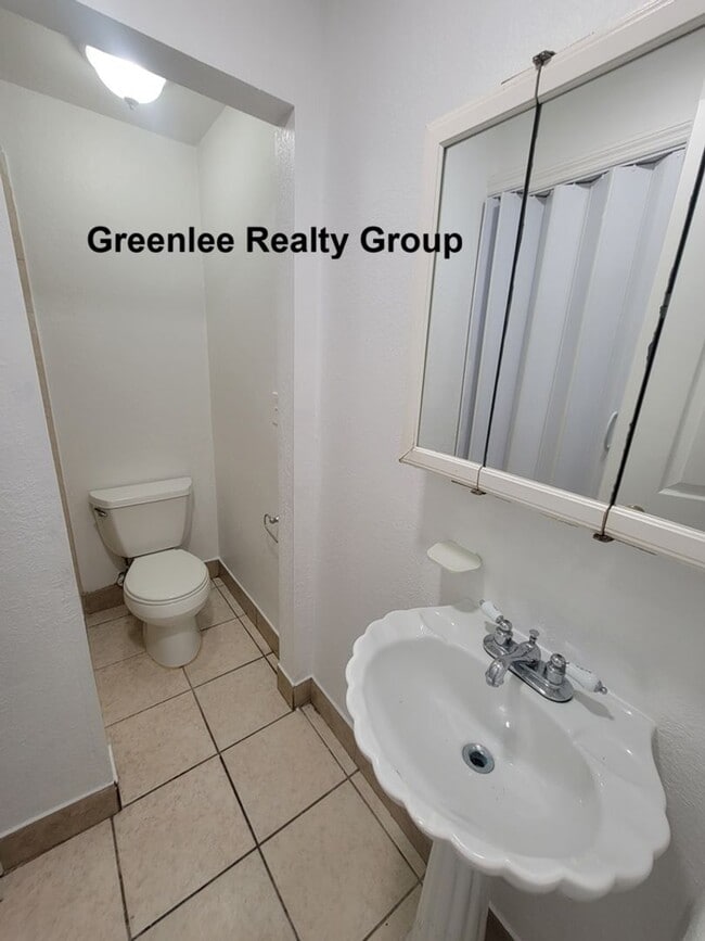 Building Photo - Spacious 3BR with bonus room and fenced yard just minutes from Tarpon Springs