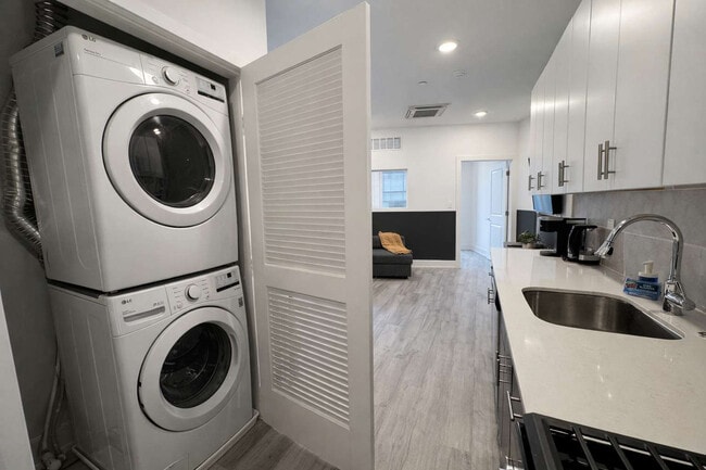 Building Photo - 1214 N American St