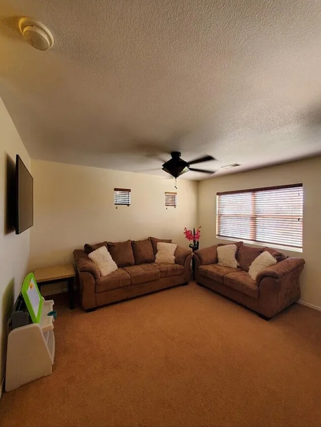 Building Photo - 7409 Sidewinder Dr NE