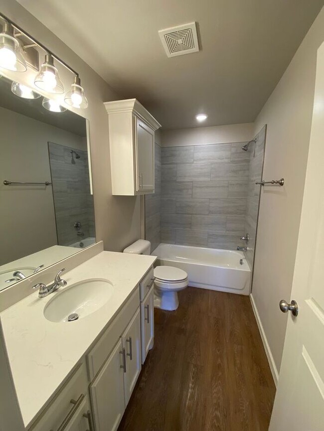 Building Photo - 2 Bed 2 Bath 1 Car Garage Duplex in Summit...