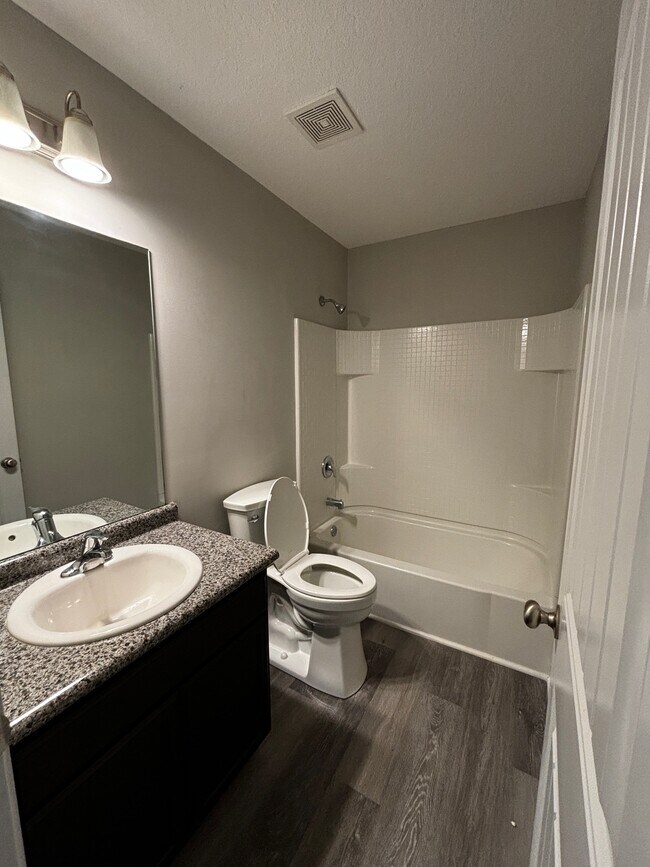 Building Photo - 653 Red Oak Ln