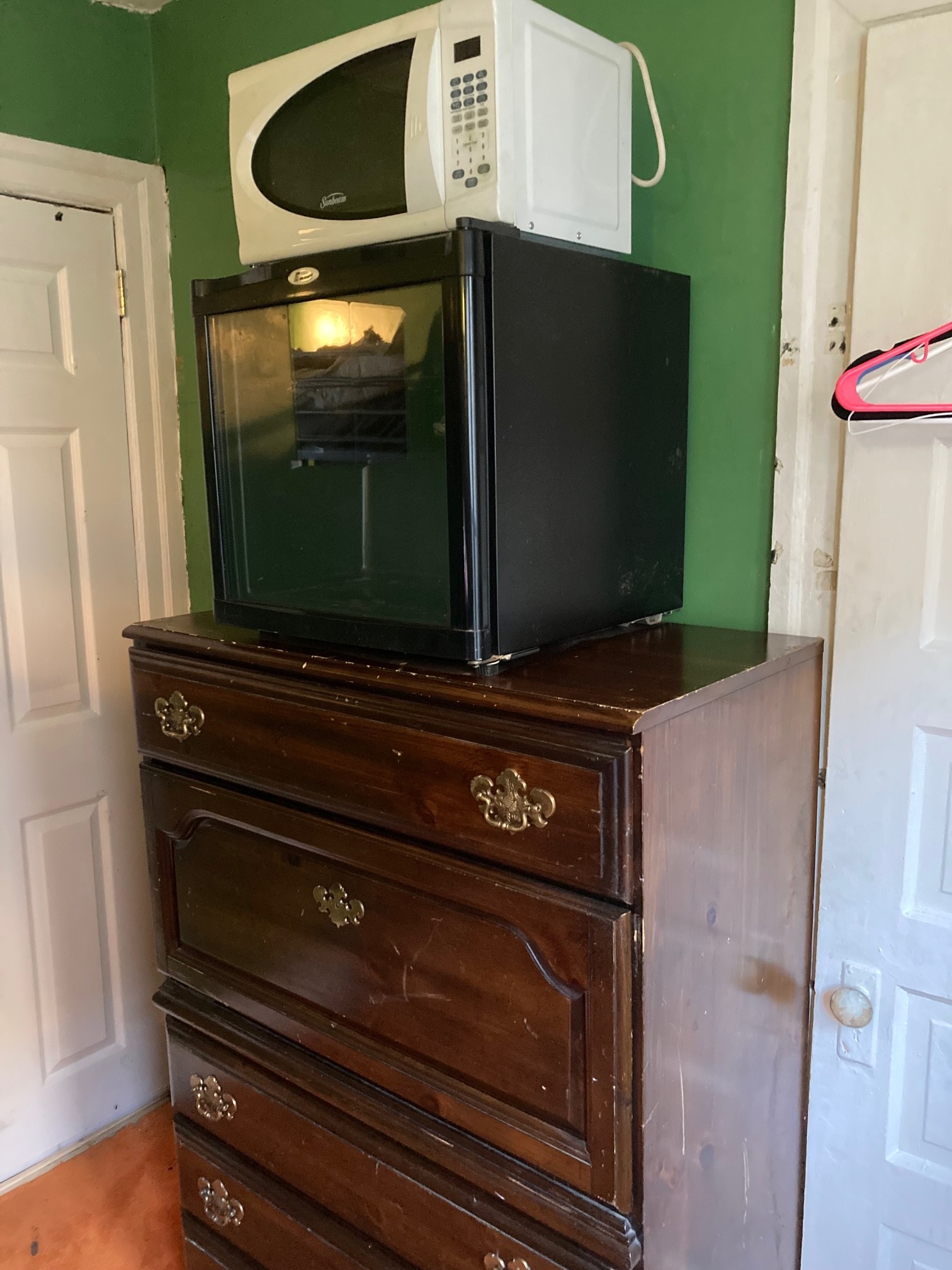 $700 middle room, bureau, refrigerator and microwave. - 209 Park Ter