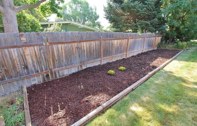 Building Photo - Clean Townhouse Centrally Located on the B...