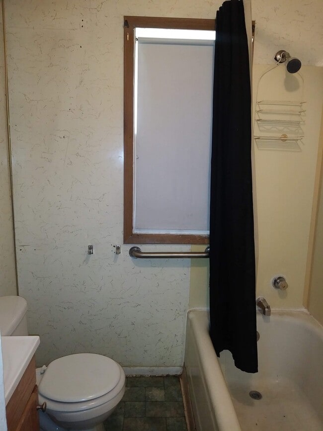 Building Photo - LARGE HOME IN MILLER!
