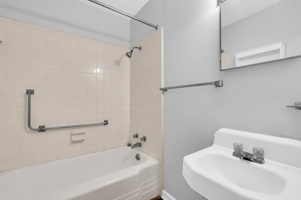 Building Photo - 412 6th St S