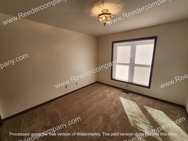 Building Photo - Spacious 3 bedroom 2 bathroom townhouse