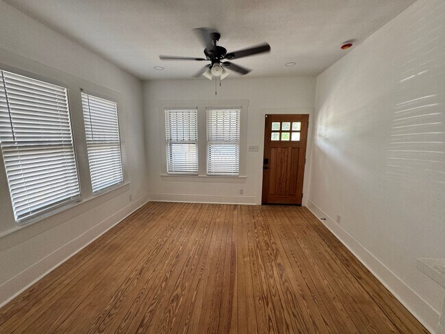 Building Photo - Move-In Ready & Recently Updated 2-Bedroom...