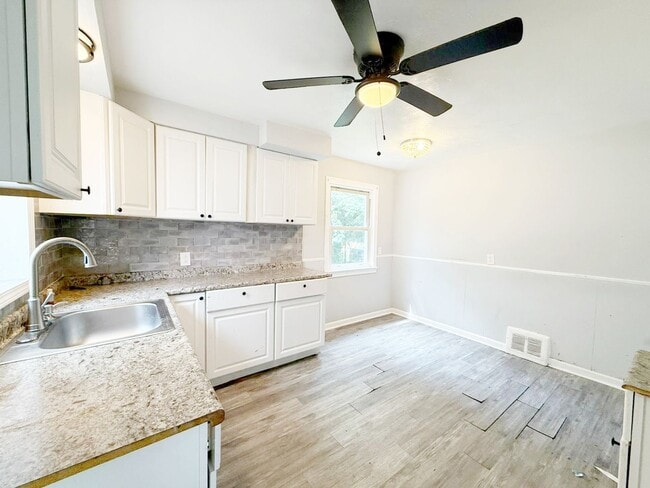 Building Photo - 3 BED 2 BATH BEAUTIFUL SINGLE FAMILY HOME