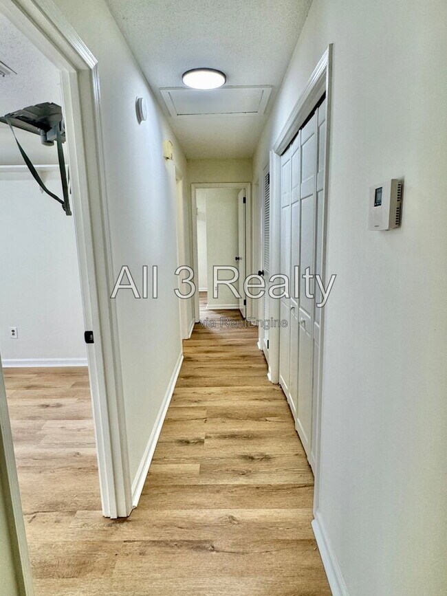 Building Photo - 2905 Willow Ln Dr