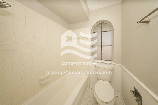 Building Photo - 920 W Idylwild Dr