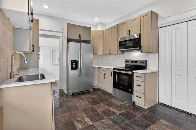 Building Photo - 585 Jones Ave NW