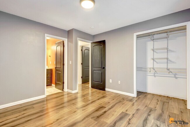 Building Photo - Modern 4-Bedroom Townhome in Desirable Sou...