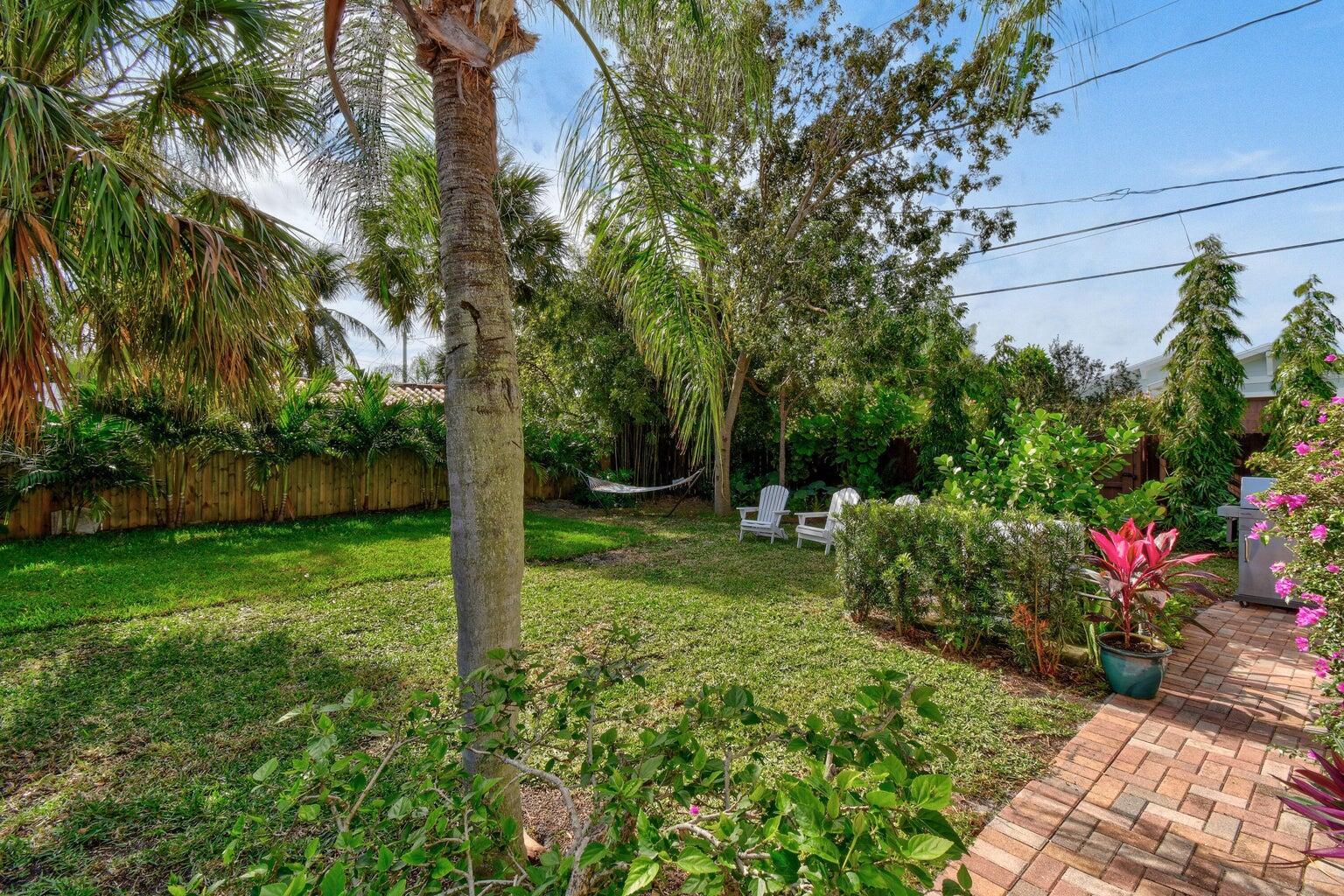 Building Photo - 1219 N Lakeside Dr