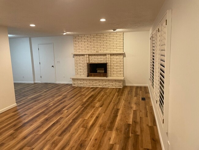 Building Photo - Spacious 5-Bedroom Home Near Little Cotton...
