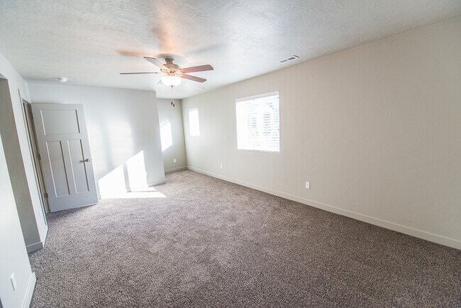 Building Photo - Townhome with 2-Car Garage!
