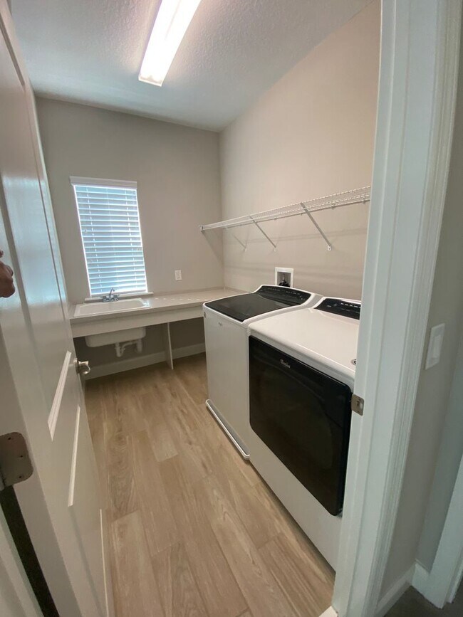 Building Photo - Beautiful 3 bedroom, 2.5 bathrooms  located in The Preserve of Oviedo on the Park