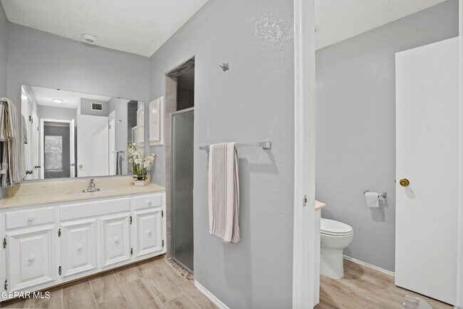 Building Photo - 6201 Escondido Dr