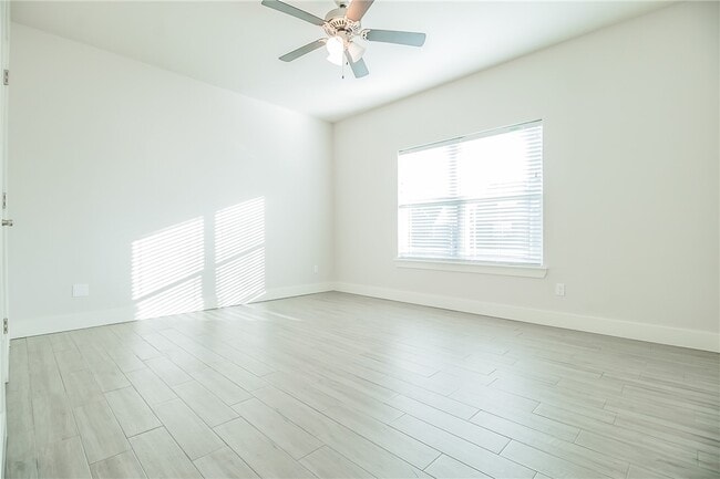 Building Photo - 350 W Kinniburgh Dr